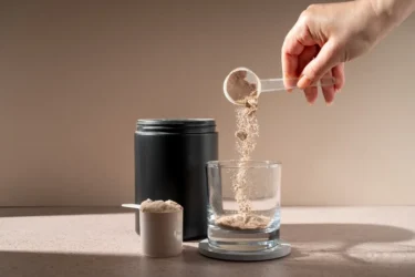 運動や筋トレをしない人はプロテインを飲んでもいい？プロテインの活用法